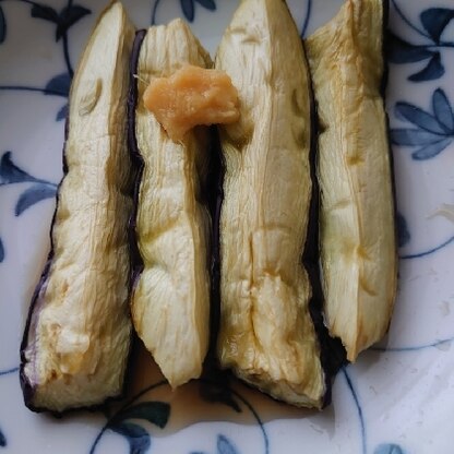 あきちゃ〜ん♪
少し焼き過ぎちゃったかなぁ？
火を使わずに焼きナスいいね❣
今日の晩酌用に♡
冷蔵庫で冷やしておきまーす
レシピありがとうございますꕤᴗ ᴗ)